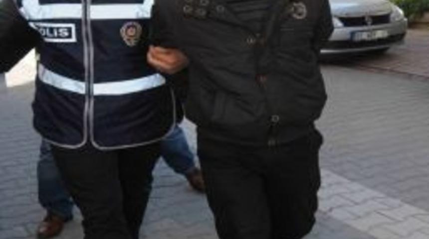 Mahkemede Su&ccedil;u Arkadaşının &Uuml;zerine Attı