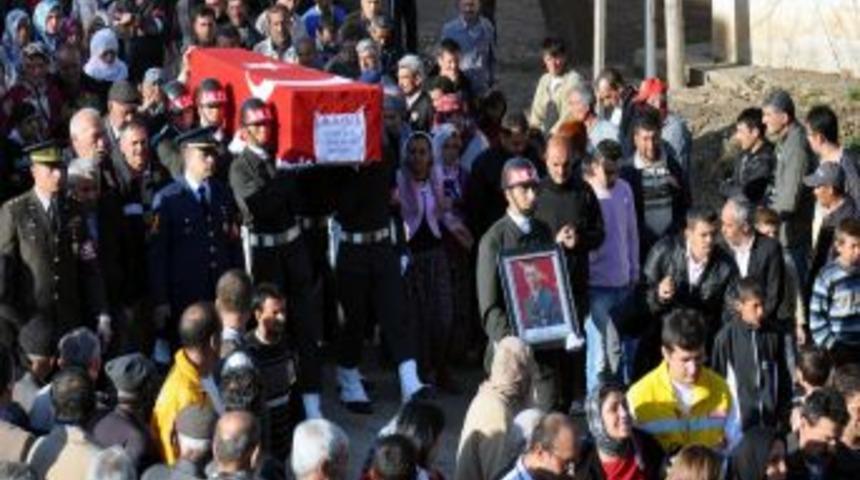 Şehit uzman &ccedil;avuş son yolculuğuna g&ouml;zyaşlarıyla uğurlandı