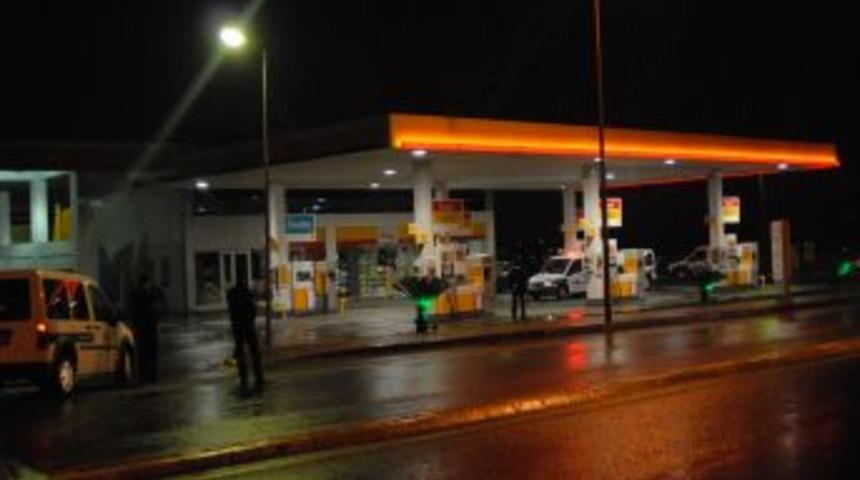 Bağcılar'da silahlı kişi benzinciyi rehin aldı