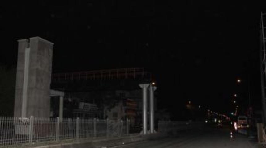 TIR, &uuml;st ge&ccedil;idin 5 tonluk bağlantı demirini yıktı