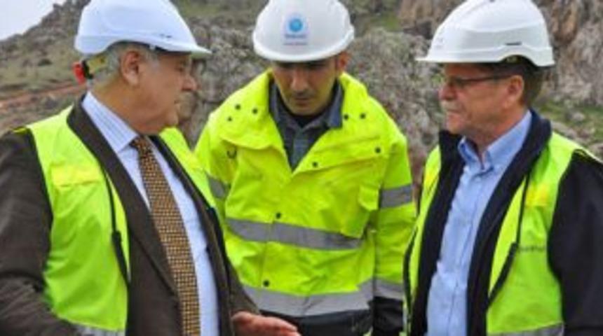 Vali &Ccedil;olak, Siirt'te yatırım &ccedil;ağrısı yaptı