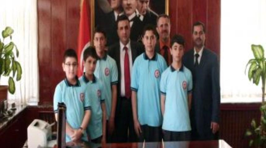 Şampiyon &ouml;ğrenciler Kaymakam Erdoğan'ı ziyaret etti