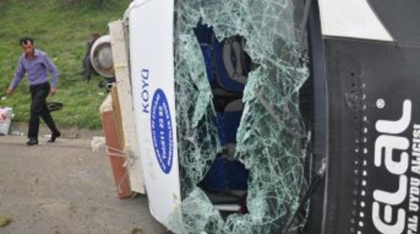 Taziyeden d&ouml;nenlerin minib&uuml;s&uuml; takla attı: 12 yaralı