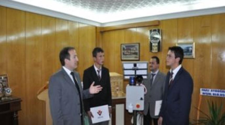 Kaymakam T&Uuml;BİTAK yarışmasında b&ouml;lge birincisi olan &ouml;ğrencileri tebrik etti