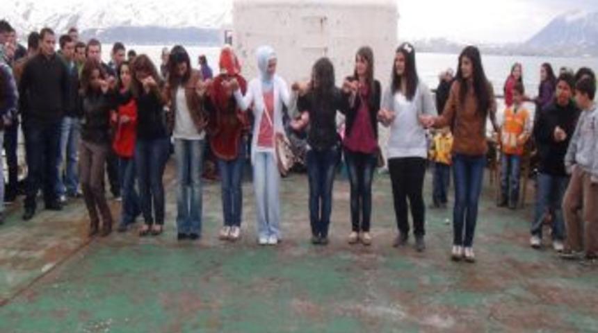 K&uuml;rt&ccedil;e şarkılar eşliğinde Van G&ouml;l'&uuml; &uuml;zerinde halay &ccedil;ektiler