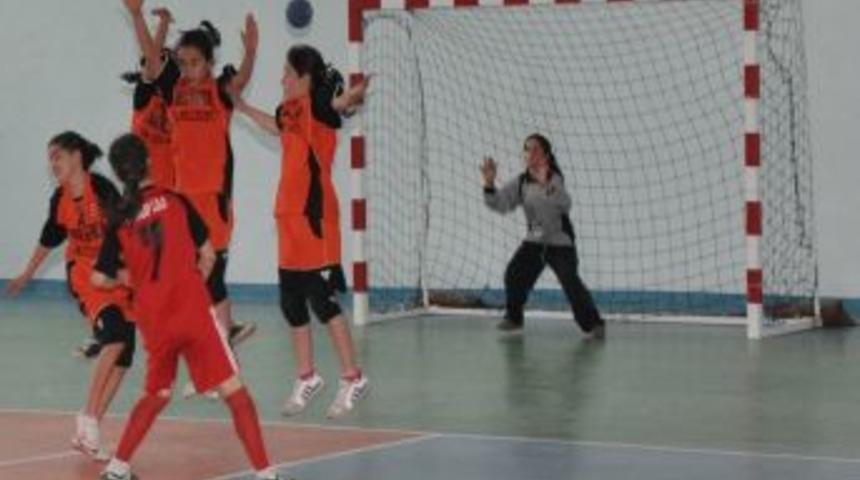 Hentbol grup m&uuml;sabakaları Tatvan&rsquo;da &ccedil;ekişmeli ge&ccedil;iyor