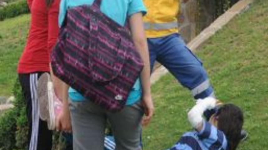 Liseli Kızların Facebook'taki Kavgası Parkta Kanlı Bitti