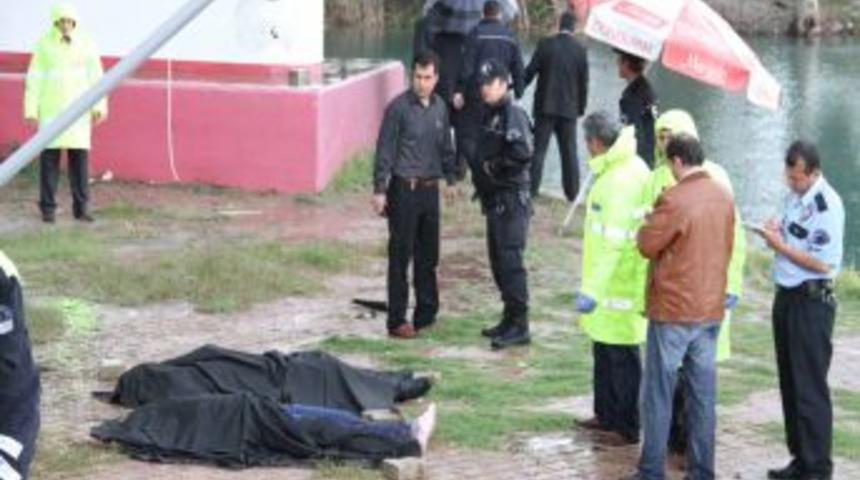 Seyhan G&ouml;l&uuml;'ne d&uuml;şen otomobildeki 2 kişinin cesedi &ccedil;ıkarıldı