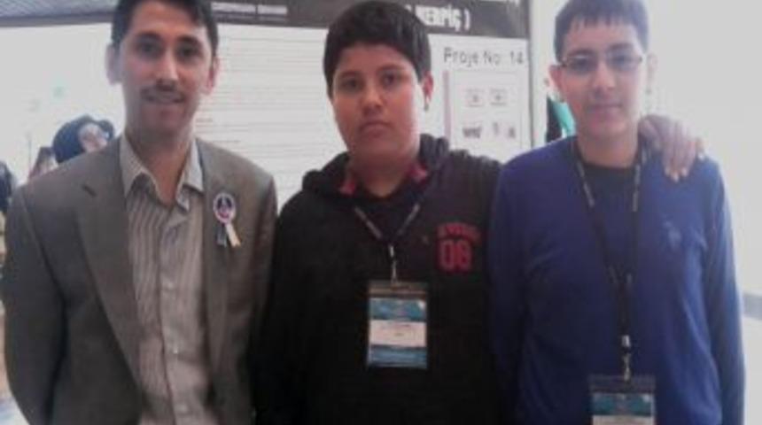 Depremde &ouml;ld&uuml;rmeyen kerpi&ccedil;i bulan &ouml;ğrenciler &ouml;d&uuml;llendirildi