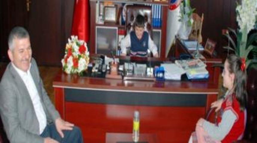 Babasının makamına oturdu