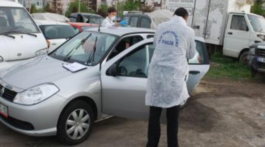 Polisin durduğu ara&ccedil;tan esrar &ccedil;ıktı
