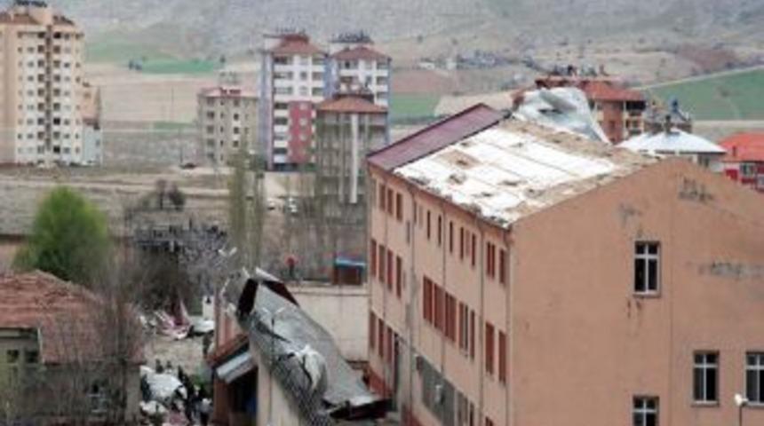 Elbistan'da fırtına &ccedil;atıları u&ccedil;urdu