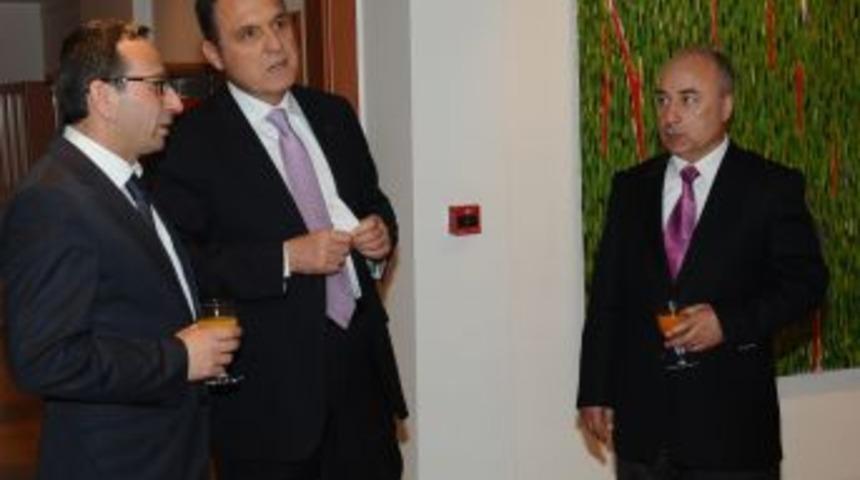 Ressam Aktuğ'un 'rengin Kalbine Yolculuk' Adlı Sergisi Açıldı