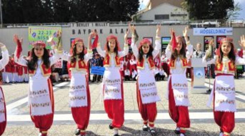 Kardeş şehirlerden Bursa'ya gelen &ccedil;ocuklar şenlikte buluştu