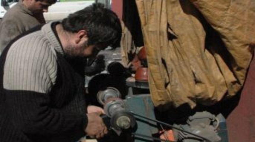 Muş'ta ayakkabılara hala yama yapılıyor