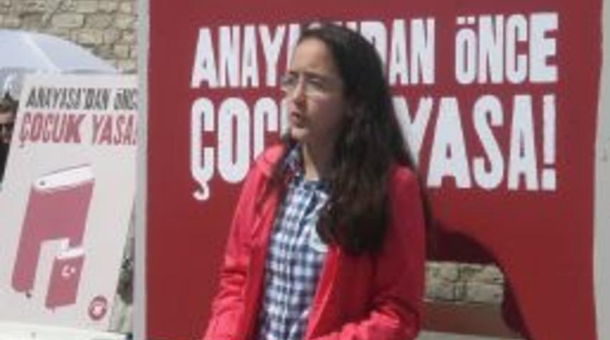 Taksim&rsquo;e k&uuml;rs&uuml; kuran &ccedil;ocuklar &lsquo;anlaşılabilir bir anayasa&rsquo; istedi