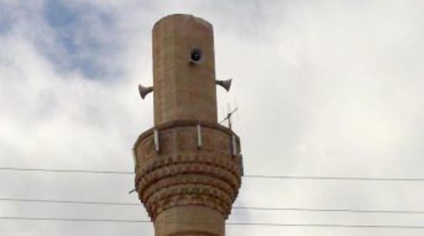 Fırtına cami minaresini yıktı