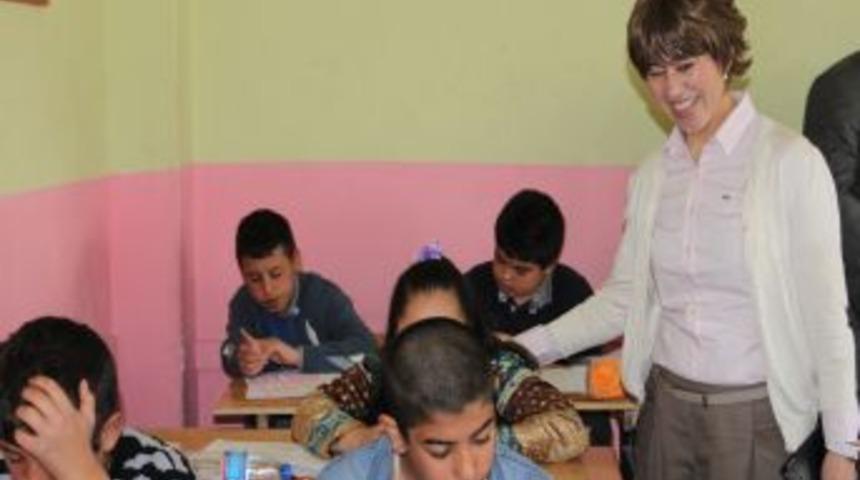 Aksaray'da 17 bin 210 &ccedil;ocuk Kutlu Doğum i&ccedil;in okudukları kitaptan sınava girdi