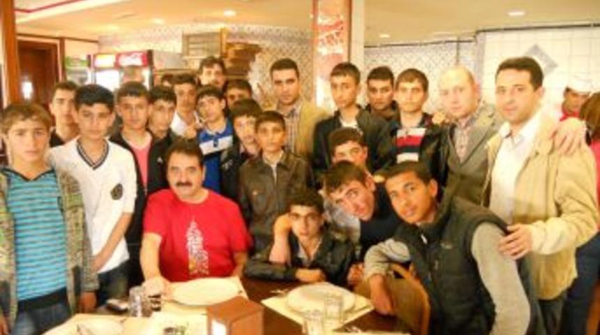 Tatlıses’ten Batmanlı öğrencilere “Okuyun” nasihati