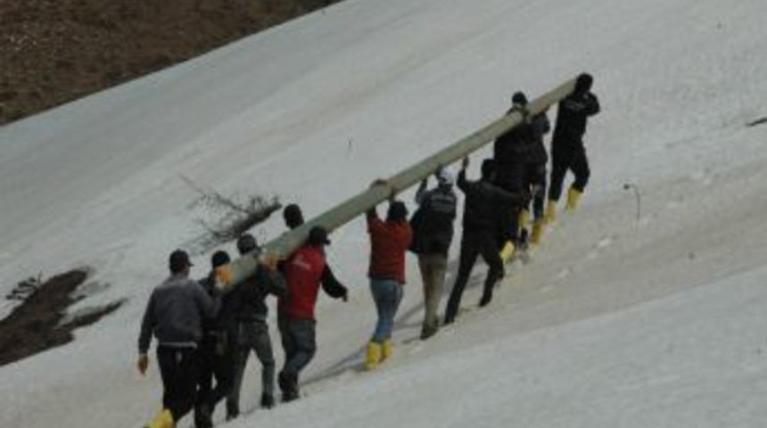 TEDAŞ ekipleri omuzlarında direkle 3 kilometrelik dik yokuşu &ccedil;ıktı