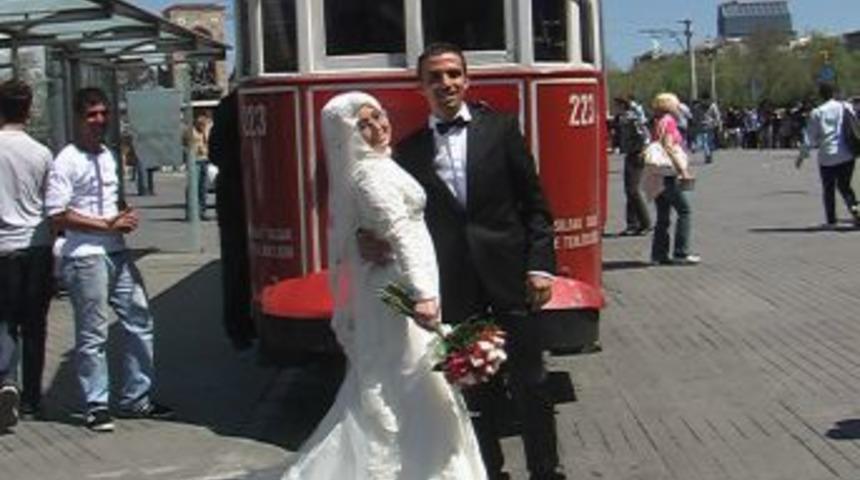 Gelin ve damadın tramvay keyfi ilgi odağı oldu