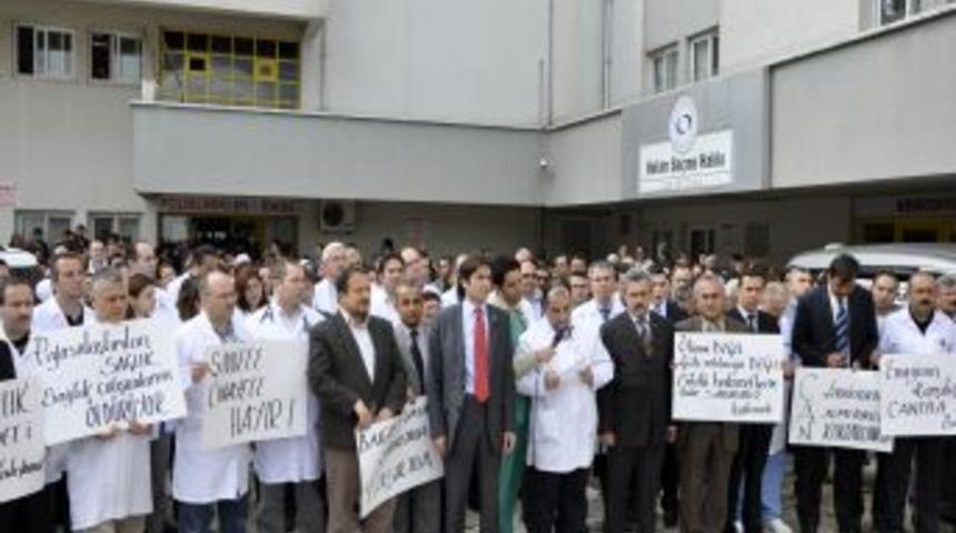 Amasya&rsquo;da g&ouml;rev yapan doktorlar saldırıyı protesto etti