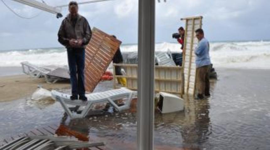 Dev dalgalar otel &ccedil;alışanlarına zor anlar yaşattı