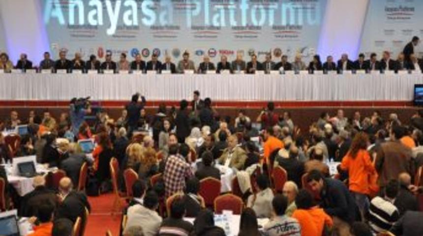 &Ccedil;i&ccedil;ek: Yenisi yapılamazsa darbe anayasası kucağımızda kalır