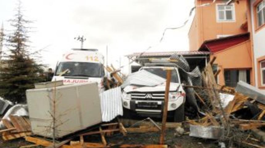 Adana'da Fırtına &Ccedil;atıları U&ccedil;urdu