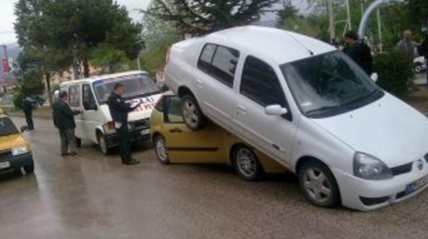 D&uuml;ğ&uuml;n konvoyunda film gibi kaza