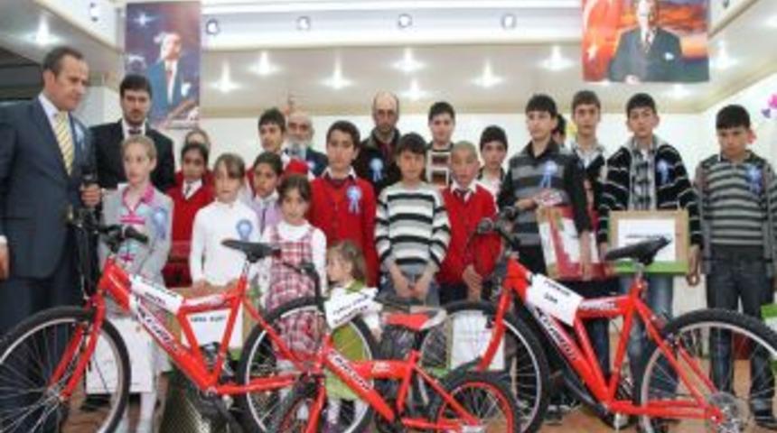 Bayburt'ta &ouml;ks&uuml;z ve yetim &ccedil;ocuklar, hediye sevinci yaşıyor