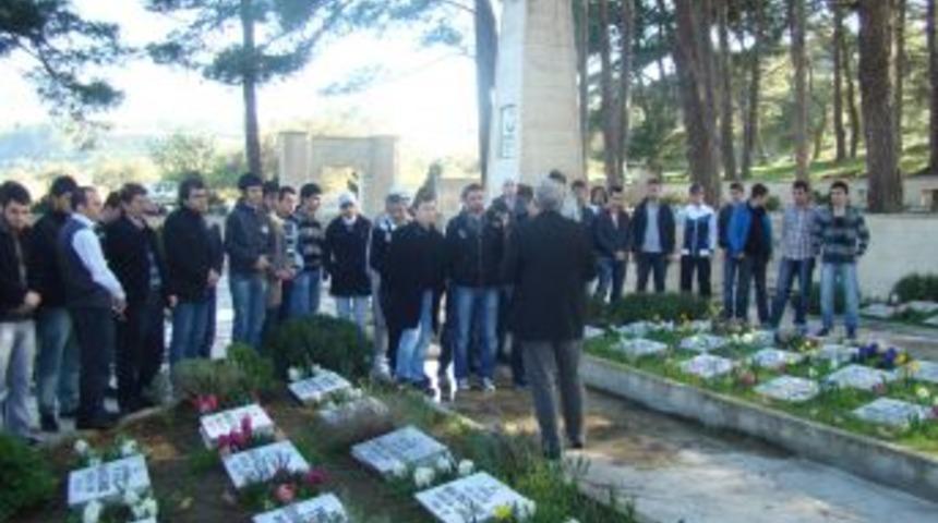 Of Zafer Fen Dersanesi &ouml;ğrencileri &Ccedil;anakkale geziyle stres attı