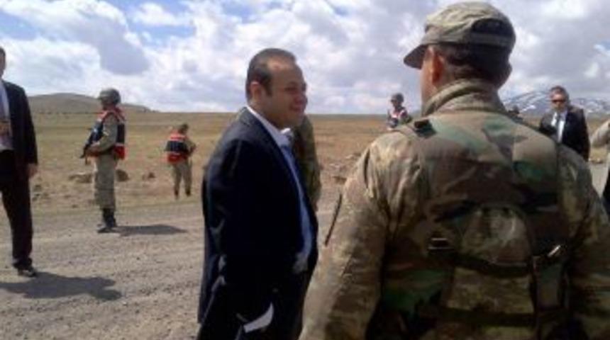 Egemen Bağış, sınır n&ouml;beti tutan askerlerle fotoğraf &ccedil;ektirdi