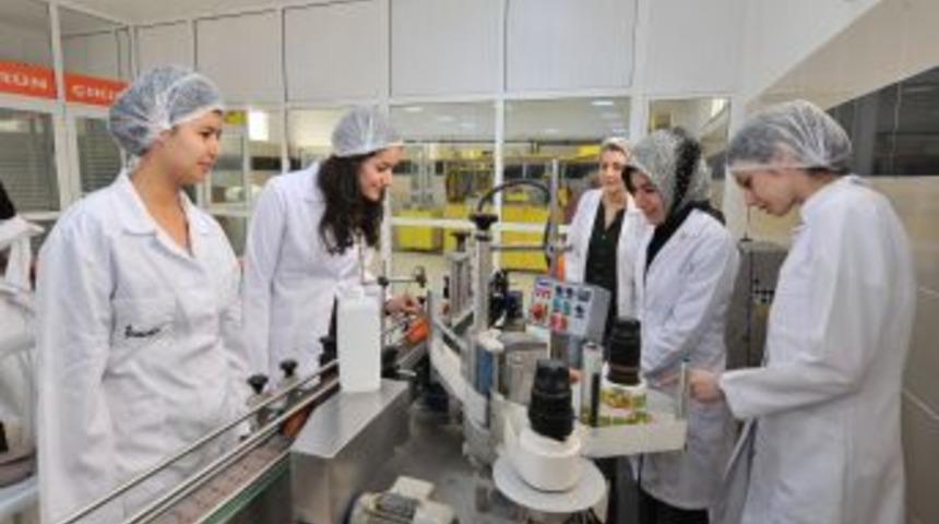 &Uuml;niversiteliler BELSO'nun fabrikasını gezdi