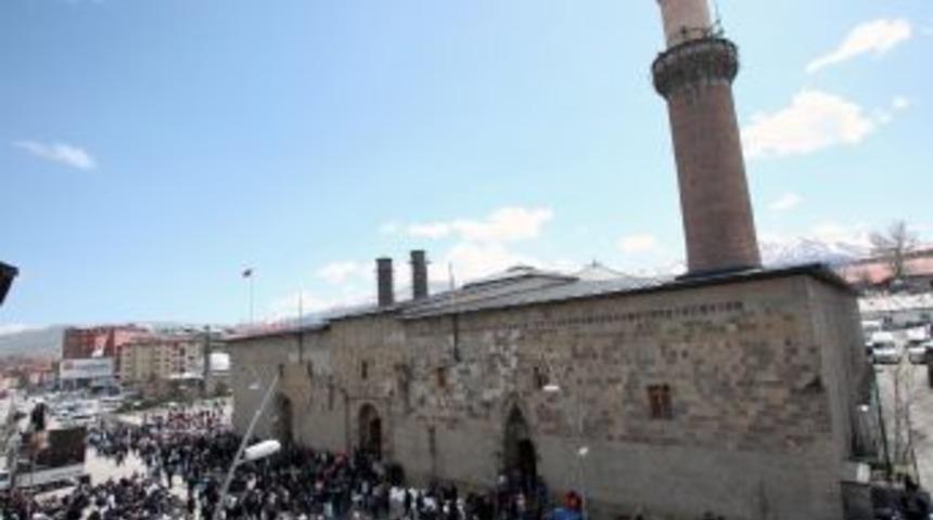 &Ouml;zal sevgisi, Erzurum&rsquo;da Ulu Cami&rsquo;ye sığmadı