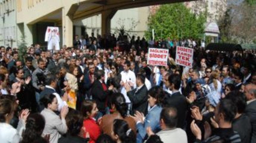 Doktorun &ouml;ld&uuml;r&uuml;lmesine tepkiler artıyor