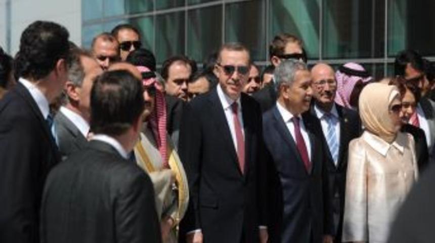 Ummanlılar Başbakan Erdoğan&rsquo;a g&ouml;steri sundu