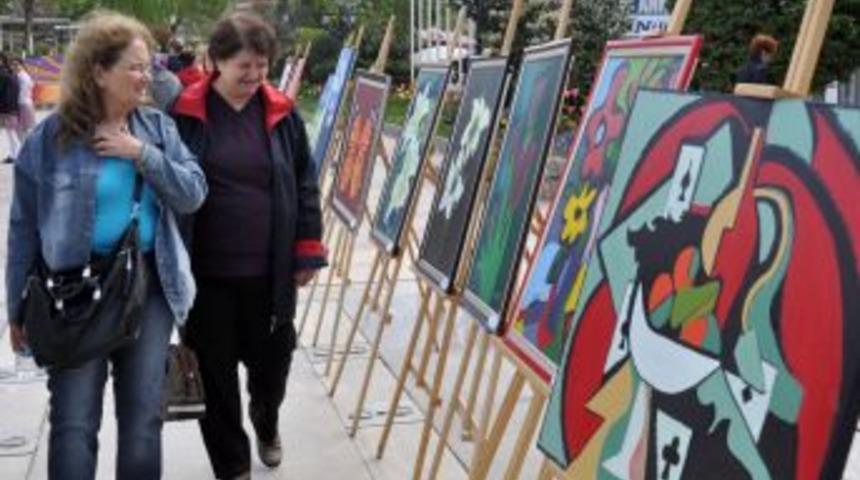 G&ouml;n&uuml;ll&uuml; &ouml;ğrenciler resim sergisi a&ccedil;tı