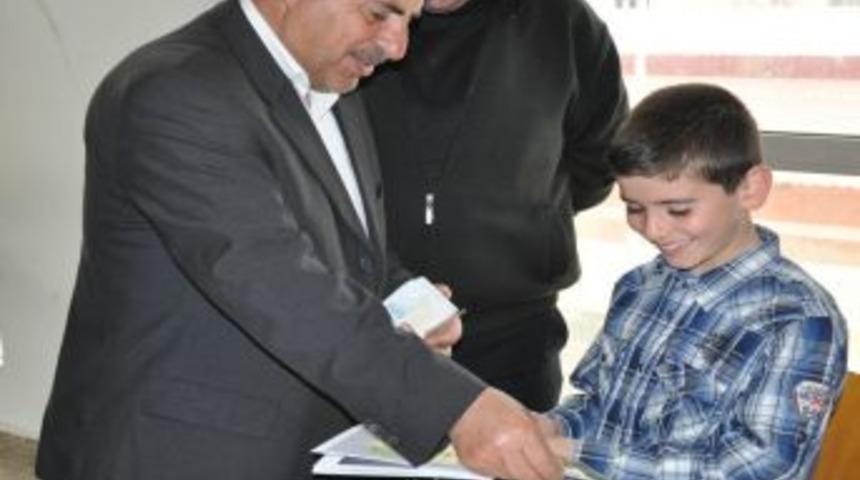 K&uuml;&ccedil;&uuml;k yazar kitaplarını imzaladı