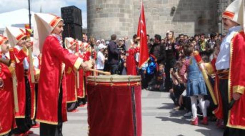 Yakutiye Belediyesi, &ccedil;ocukların bayramını renklendirdi