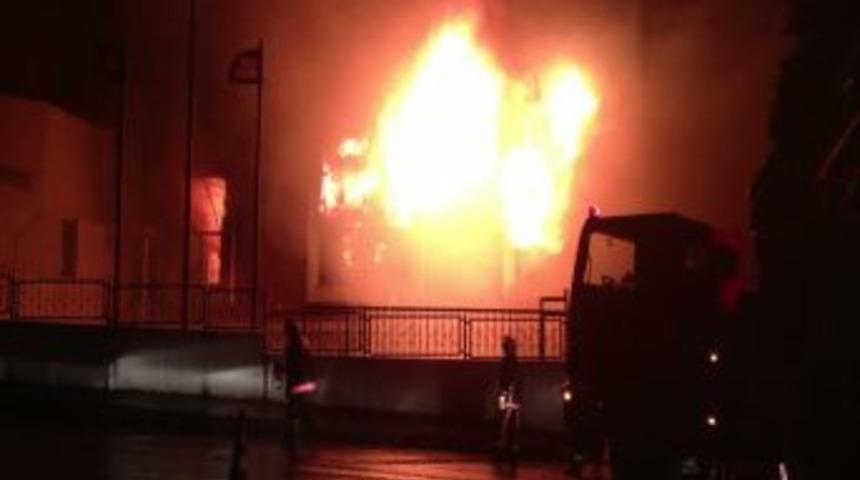 Depo yangını amat&ouml;r kamerada