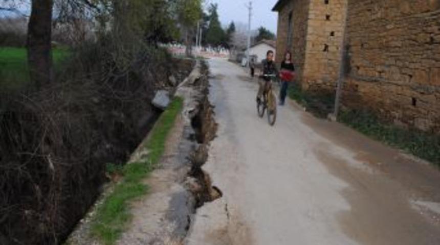 Kara&ouml;z'de yıkılan yolum yapımı başladı