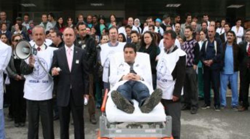 Erzincan'da doktora şiddet protesto edildi