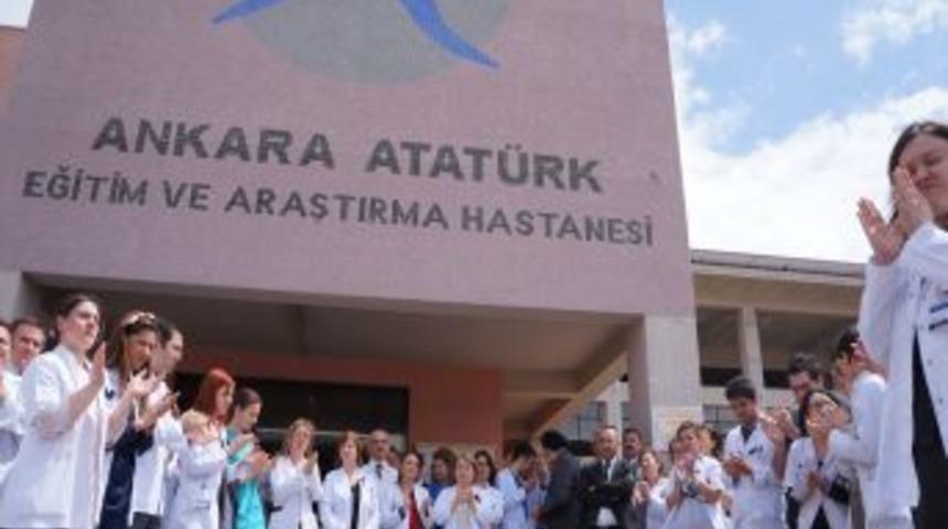 Hekimlerin şiddet protestosu s&uuml;r&uuml;yor