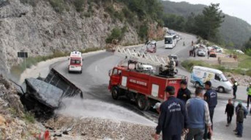 Muğla&rsquo;da boya kamyonu alev aldı: 2 &ouml;l&uuml;, 1 yaralı