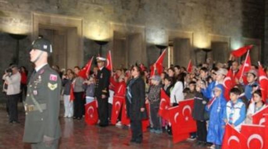 Bakırk&ouml;yl&uuml; &ccedil;ocuklar  mektupları g&ouml;t&uuml;rd&uuml;