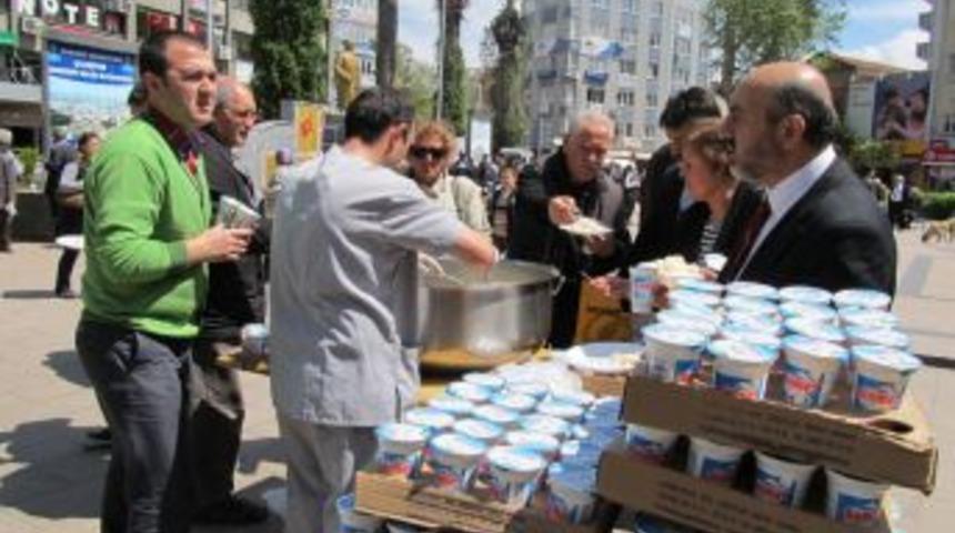 Edremit'te Kutlu Doğum pilavı dağıtıldı