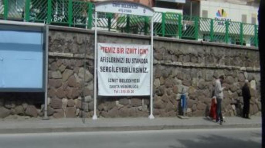 İzmit'te afiş kirliliğine karşı tedbir alınıyor
