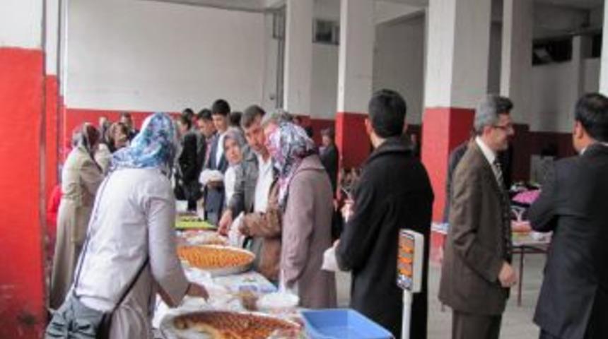 İscehisarlı hayırseverler fakir &ouml;ğrenciler i&ccedil;in kermeste buluştu