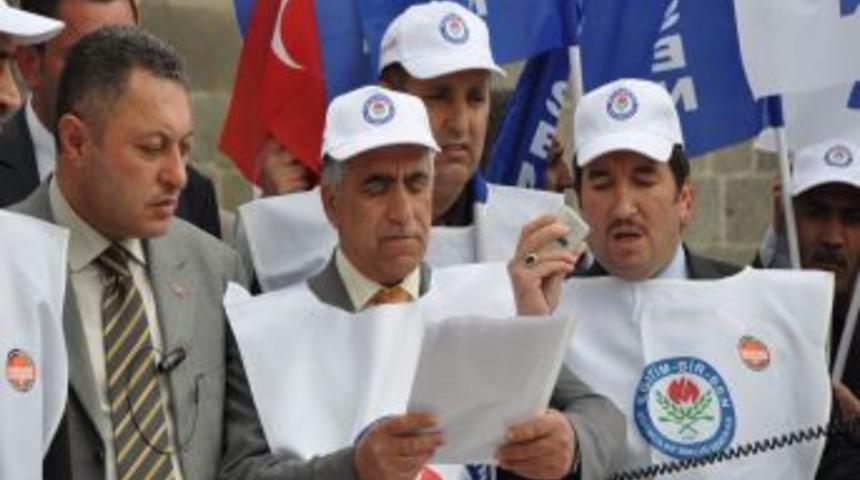 Eğitimciler, maaşlarındaki d&uuml;zenlemeleri bordro yakarak protesto etti